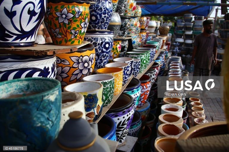 O artista paquistanês Muhammad Mazahar, um artesão autodidata, cria peças decorativas que atraem clientes na capital financeira do país. O Paquistão exporta uma vasta gama de artigos feitos à mão, incluindo mármore, trabalhos em madeira, tapetes, espelhos, bordados, calçado, artigos de metal e vasos de barro para mercados nos EUA, na Europa, no Médio Oriente e no Extremo Oriente. 