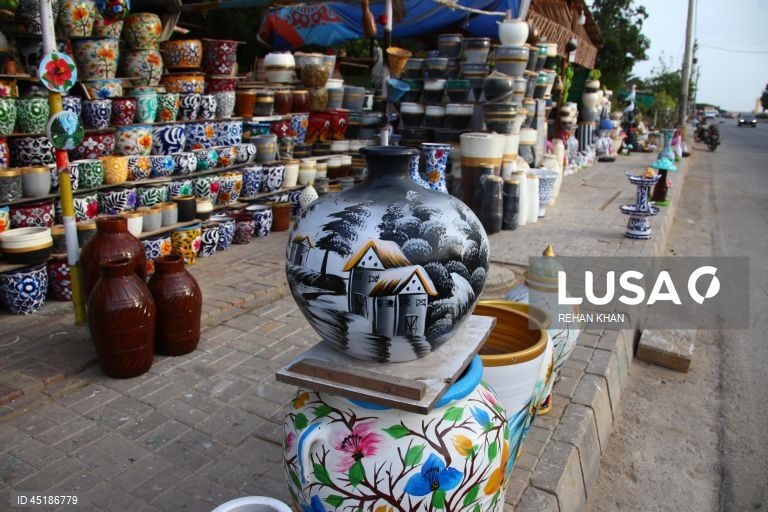O artista paquistanês Muhammad Mazahar, um artesão autodidata, cria peças decorativas que atraem clientes na capital financeira do país. O Paquistão exporta uma vasta gama de artigos feitos à mão, incluindo mármore, trabalhos em madeira, tapetes, espelhos, bordados, calçado, artigos de metal e vasos de barro para mercados nos EUA, na Europa, no Médio Oriente e no Extremo Oriente. 