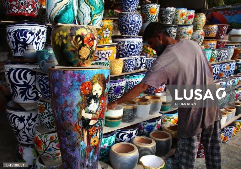 O artista paquistanês Muhammad Mazahar, um artesão autodidata, cria peças decorativas que atraem clientes na capital financeira do país. O Paquistão exporta uma vasta gama de artigos feitos à mão, incluindo mármore, trabalhos em madeira, tapetes, espelhos, bordados, calçado, artigos de metal e vasos de barro para mercados nos EUA, na Europa, no Médio Oriente e no Extremo Oriente. 