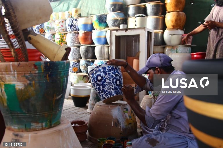 O artista paquistanês Muhammad Mazahar, um artesão autodidata, cria peças decorativas que atraem clientes na capital financeira do país. O Paquistão exporta uma vasta gama de artigos feitos à mão, incluindo mármore, trabalhos em madeira, tapetes, espelhos, bordados, calçado, artigos de metal e vasos de barro para mercados nos EUA, na Europa, no Médio Oriente e no Extremo Oriente. 