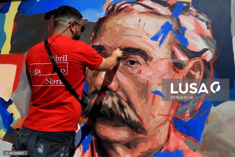 O muro da sede da Comissão de Coordenação e Desenvolvimento Regional do Norte (CCDR-N), no Porto, está a ser pintado coletivamente para celebrar o bicentenário de Camilo Castelo Branco, 20 de junho de 2025. Com curadoria de Frederico Draw, o mural pretende ser “uma leitura visual e coletiva de 13 das obras mais marcantes do escritor”. ESTELA SILVA/LUSA
