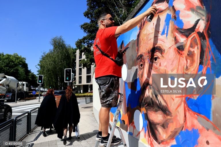 O muro da sede da Comissão de Coordenação e Desenvolvimento Regional do Norte (CCDR-N), no Porto, está a ser pintado coletivamente para celebrar o bicentenário de Camilo Castelo Branco, 20 de junho de 2025. Com curadoria de Frederico Draw, o mural pretende ser “uma leitura visual e coletiva de 13 das obras mais marcantes do escritor”. ESTELA SILVA/LUSA
