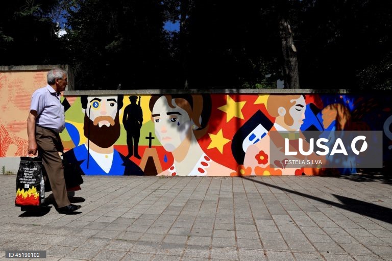 O muro da sede da Comissão de Coordenação e Desenvolvimento Regional do Norte (CCDR-N), no Porto, está a ser pintado coletivamente para celebrar o bicentenário de Camilo Castelo Branco, 20 de junho de 2025. Com curadoria de Frederico Draw, o mural pretende ser “uma leitura visual e coletiva de 13 das obras mais marcantes do escritor”. ESTELA SILVA/LUSA
