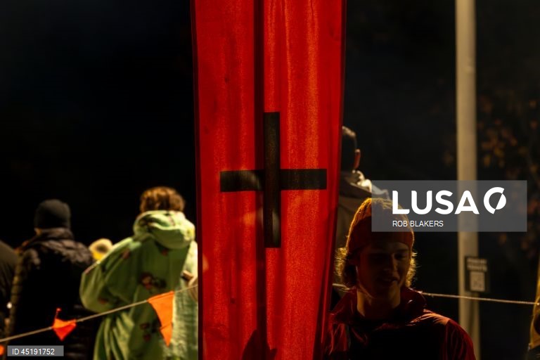 Hobart: Nadadores nus juntam-se à tradição do solstício de inverno no festival Dark Mofo