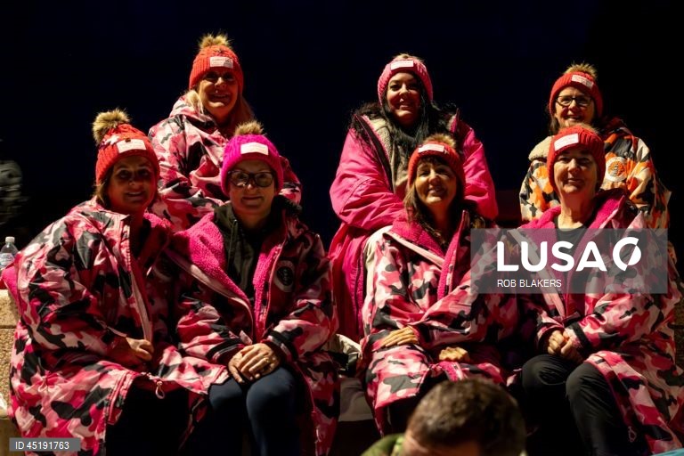 Hobart: Nadadores nus juntam-se à tradição do solstício de inverno no festival Dark Mofo