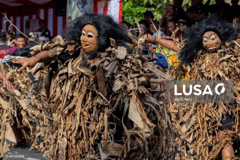 Desfile de abertura do Festival de Arte de Bali em Denpasar