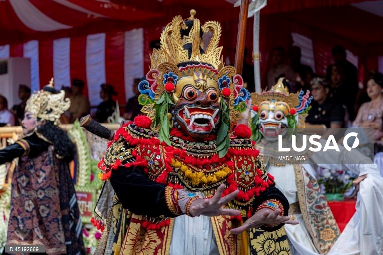 Desfile de abertura do Festival de Arte de Bali em Denpasar