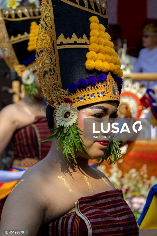 Desfile de abertura do Festival de Arte de Bali em Denpasar