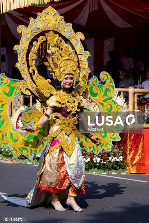 Desfile de abertura do Festival de Arte de Bali em Denpasar