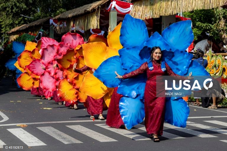 Desfile de abertura do Festival de Arte de Bali em Denpasar