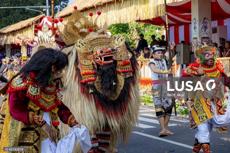 Desfile de abertura do Festival de Arte de Bali em Denpasar