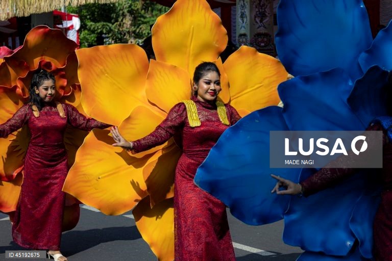 Desfile de abertura do Festival de Arte de Bali em Denpasar