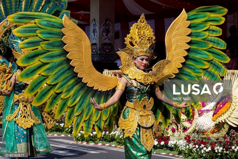 Desfile de abertura do Festival de Arte de Bali em Denpasar