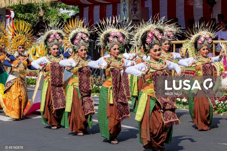 Desfile de abertura do Festival de Arte de Bali em Denpasar