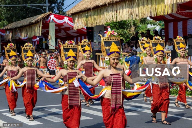 Desfile de abertura do Festival de Arte de Bali em Denpasar
