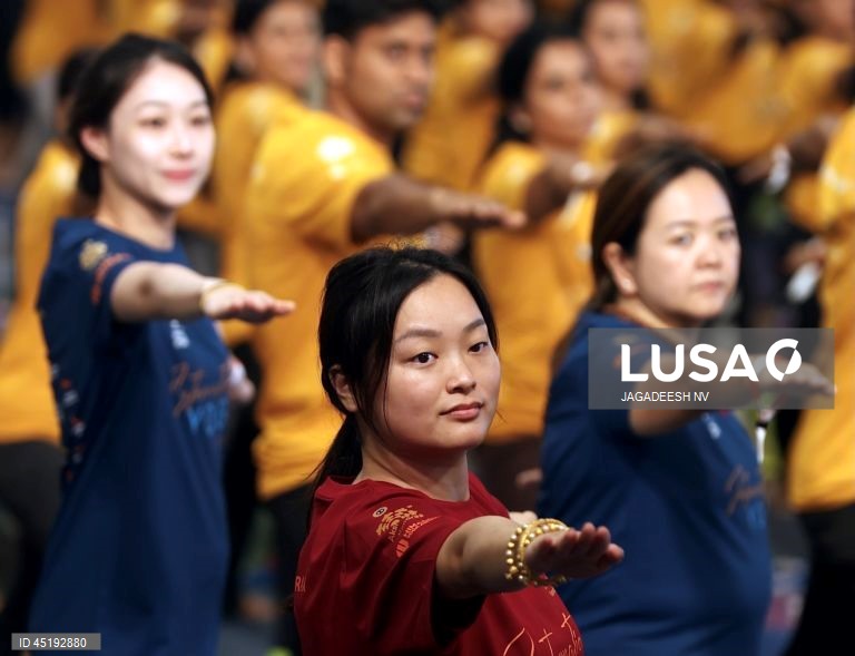 Bangalore: Tentativa de recorde mundial do Guinness no Dia Internacional do Yoga.