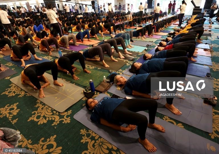 Bangalore: Tentativa de recorde mundial do Guinness no Dia Internacional do Yoga.