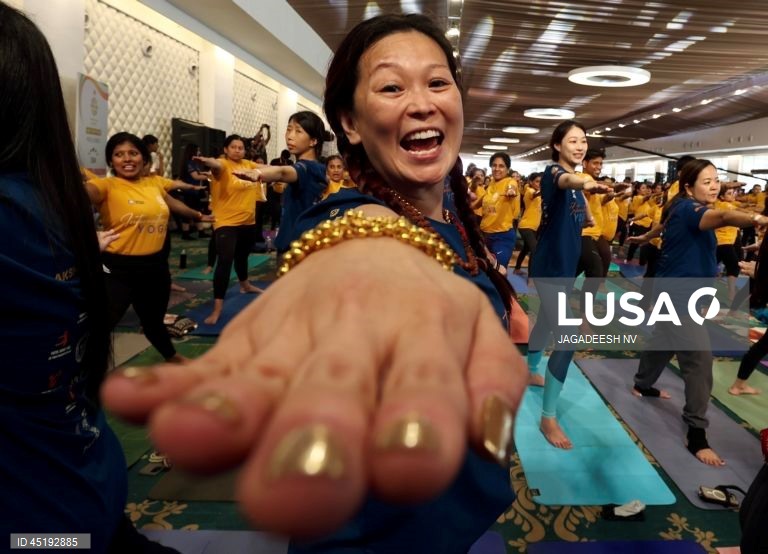 Bangalore: Tentativa de recorde mundial do Guinness no Dia Internacional do Yoga.