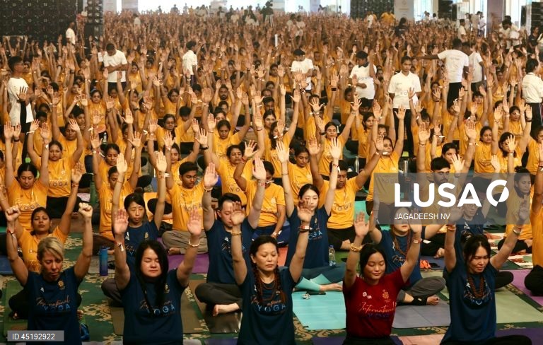 Bangalore: Tentativa de recorde mundial do Guinness no Dia Internacional do Yoga.