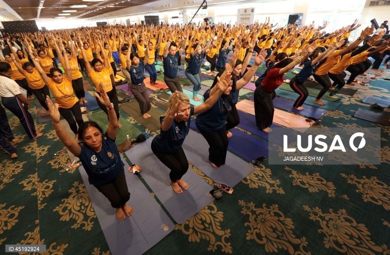 Bangalore: Tentativa de recorde mundial do Guinness no Dia Internacional do Yoga.