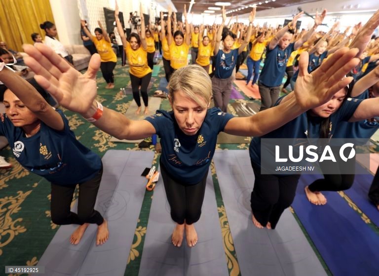 Bangalore: Tentativa de recorde mundial do Guinness no Dia Internacional do Yoga.
