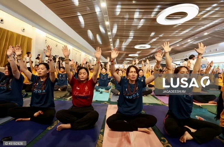 Bangalore: Tentativa de recorde mundial do Guinness no Dia Internacional do Yoga.