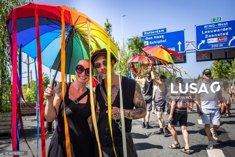 Celebrações do 750º aniversário de Amesterdão numa estrada sem carros