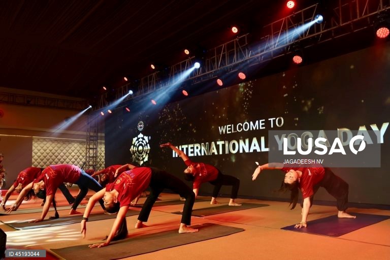 Bangalore: Tentativa de recorde mundial do Guinness no Dia Internacional do Yoga.