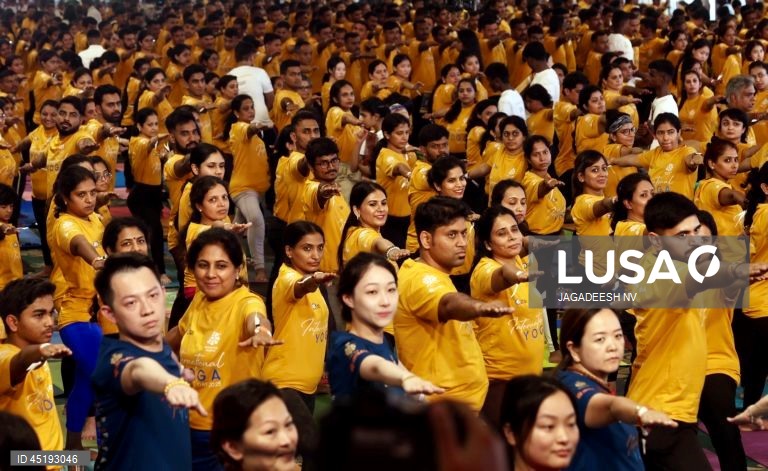 Bangalore: Tentativa de recorde mundial do Guinness no Dia Internacional do Yoga.