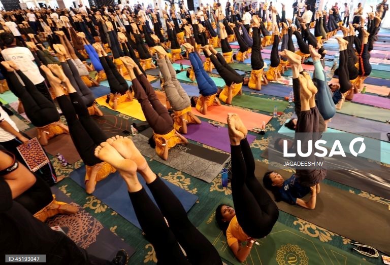 Bangalore: Tentativa de recorde mundial do Guinness no Dia Internacional do Yoga.