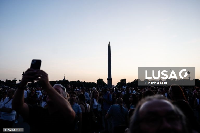 Chama olímpica, projetada pelo designer francês Mathieu Lehanneur, sobe no céu perto do Obelisco de Luxor, em Paris, França. A Chama olímpica voará no céu de Paris de 21 de junho a 14 de setembro de 2025.