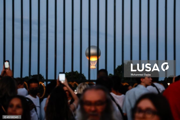 Chama olímpica, projetada pelo designer francês Mathieu Lehanneur, sobe no céu perto do Obelisco de Luxor, em Paris, França. A Chama olímpica voará no céu de Paris de 21 de junho a 14 de setembro de 2025.