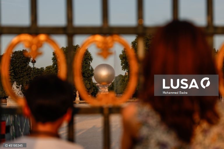 Chama olímpica, projetada pelo designer francês Mathieu Lehanneur, sobe no céu perto do Obelisco de Luxor, em Paris, França. A Chama olímpica voará no céu de Paris de 21 de junho a 14 de setembro de 2025.