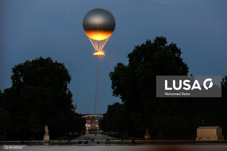 Chama olímpica, projetada pelo designer francês Mathieu Lehanneur, sobe no céu perto do Obelisco de Luxor, em Paris, França. A Chama olímpica voará no céu de Paris de 21 de junho a 14 de setembro de 2025.