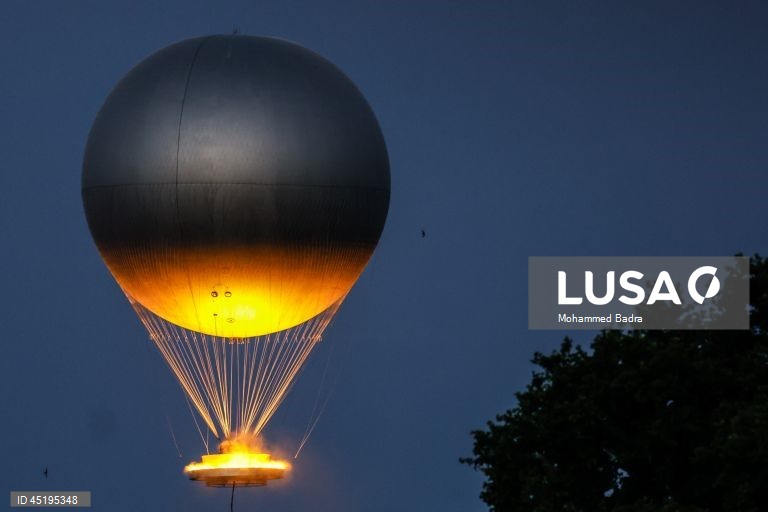 Chama olímpica, projetada pelo designer francês Mathieu Lehanneur, sobe no céu perto do Obelisco de Luxor, em Paris, França. A Chama olímpica voará no céu de Paris de 21 de junho a 14 de setembro de 2025.