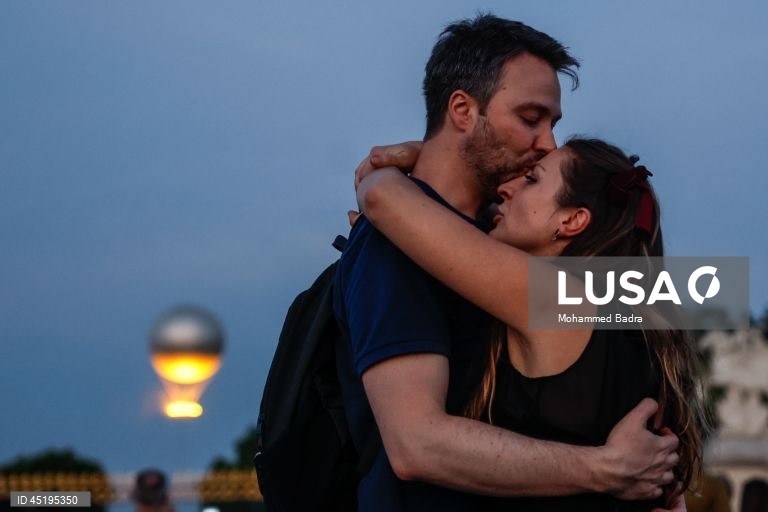 Chama olímpica, projetada pelo designer francês Mathieu Lehanneur, sobe no céu perto do Obelisco de Luxor, em Paris, França. A Chama olímpica voará no céu de Paris de 21 de junho a 14 de setembro de 2025.