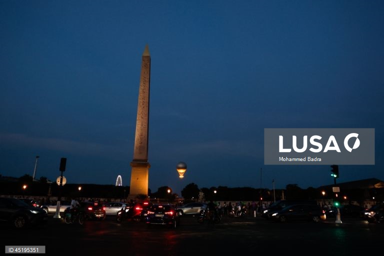 Chama olímpica, projetada pelo designer francês Mathieu Lehanneur, sobe no céu perto do Obelisco de Luxor, em Paris, França. A Chama olímpica voará no céu de Paris de 21 de junho a 14 de setembro de 2025.