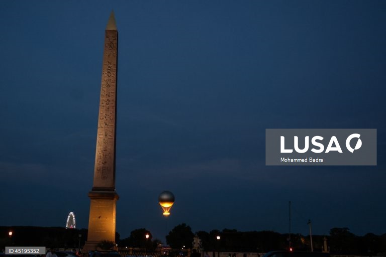 Chama olímpica, projetada pelo designer francês Mathieu Lehanneur, sobe no céu perto do Obelisco de Luxor, em Paris, França. A Chama olímpica voará no céu de Paris de 21 de junho a 14 de setembro de 2025.