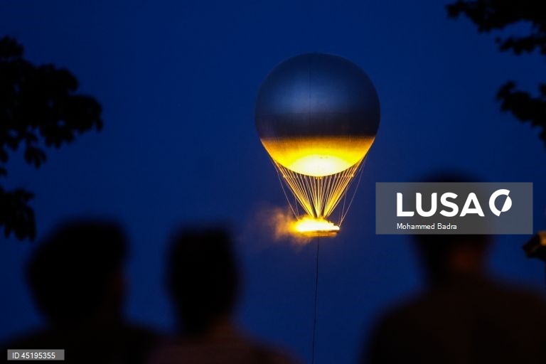Chama olímpica, projetada pelo designer francês Mathieu Lehanneur, sobe no céu perto do Obelisco de Luxor, em Paris, França. A Chama olímpica voará no céu de Paris de 21 de junho a 14 de setembro de 2025.