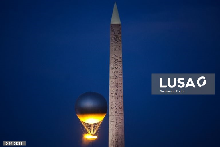 Chama olímpica, projetada pelo designer francês Mathieu Lehanneur, sobe no céu perto do Obelisco de Luxor, em Paris, França. A Chama olímpica voará no céu de Paris de 21 de junho a 14 de setembro de 2025.