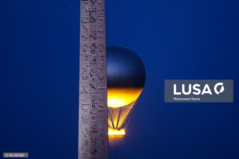 Chama olímpica, projetada pelo designer francês Mathieu Lehanneur, sobe no céu perto do Obelisco de Luxor, em Paris, França. A Chama olímpica voará no céu de Paris de 21 de junho a 14 de setembro de 2025.