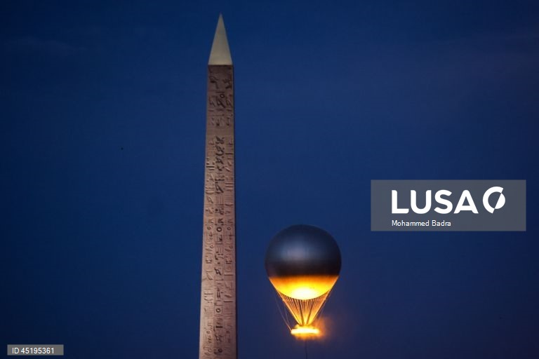 Chama olímpica, projetada pelo designer francês Mathieu Lehanneur, sobe no céu perto do Obelisco de Luxor, em Paris, França. A Chama olímpica voará no céu de Paris de 21 de junho a 14 de setembro de 2025.