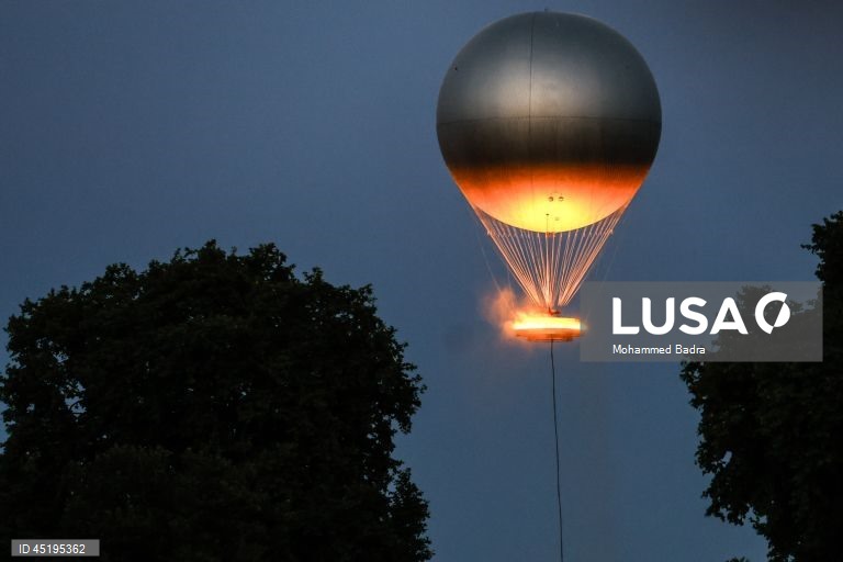 Chama olímpica, projetada pelo designer francês Mathieu Lehanneur, sobe no céu perto do Obelisco de Luxor, em Paris, França. A Chama olímpica voará no céu de Paris de 21 de junho a 14 de setembro de 2025.