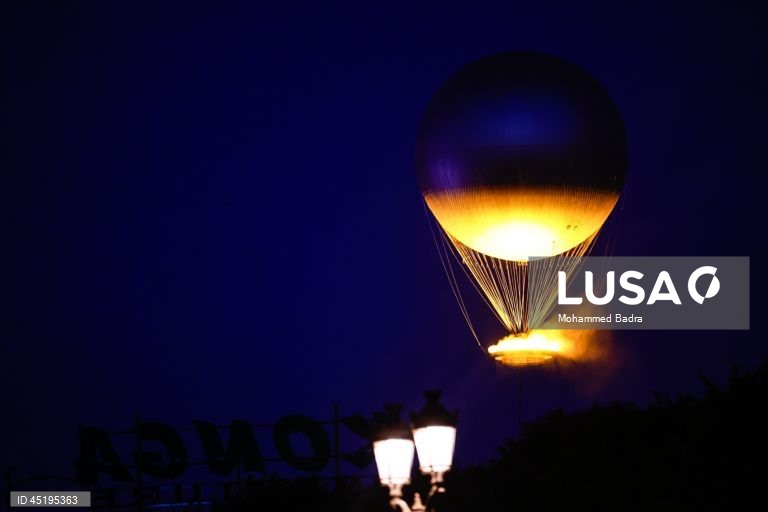 Chama olímpica, projetada pelo designer francês Mathieu Lehanneur, sobe no céu perto do Obelisco de Luxor, em Paris, França. A Chama olímpica voará no céu de Paris de 21 de junho a 14 de setembro de 2025.