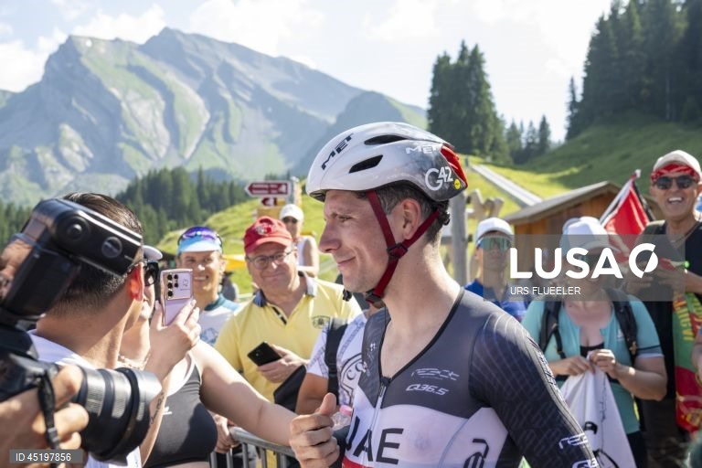 O ciclista português João Almeida (UAE Emirates) venceu hoje a Volta à Suíça, ao triunfar na oitava e última etapa em cronoescalada, em que anulou a diferença de 33 segundos para o então líder, o francês Kévin Vauquelin (Arkéa-B&B Hotels).