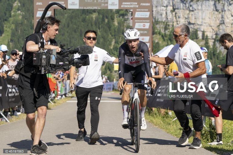 O ciclista português João Almeida (UAE Emirates) venceu hoje a Volta à Suíça, ao triunfar na oitava e última etapa em cronoescalada, em que anulou a diferença de 33 segundos para o então líder, o francês Kévin Vauquelin (Arkéa-B&B Hotels).