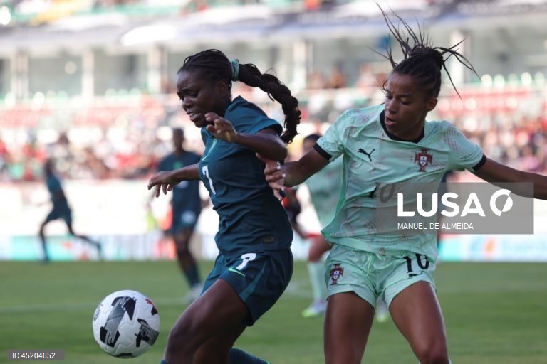 A jogadora da Seleção Nacional de Portugal Jéssica Silva (D) disputa a bola com a Antionette Payne(E) da Seleção Nacional da Nigéria, durante o jogo de preparação para o Campeonato da Europa 2025 feminino,  no estádio José Gomes, na Amadora, Lisboa, 23 de junho de 2025, MANUEL DE ALMEIDA/LUSA