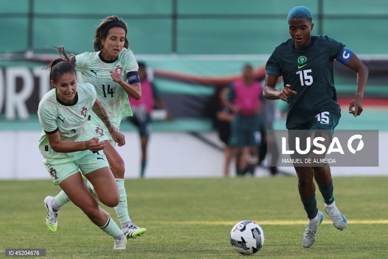 As jogadoras da Seleção Nacional de Portugal Ana Seiça (E), Dolores Silva (2E) disputam a bola com Rasheedat Ajibade (2D) da Seleção Nacional da Nigéria, durante o jogo de preparação para o Campeonato da Europa 2025 feminino,  no estádio José Gomes, na Amadora, Lisboa, 23 de junho de 2025, MANUEL DE ALMEIDA/LUSA