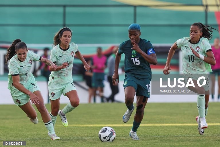 As jogadoras da Seleção Nacional de Portugal Ana Seiça (E), Dolores Silva (2E) eJéssica Silva (D) disputam a bola com Rasheedat Ajibade (2D) da Seleção Nacional da Nigéria, durante o jogo de preparação para o Campeonato da Europa 2025 feminino,  no estádio José Gomes, na Amadora, Lisboa, 23 de junho de 2025, MANUEL DE ALMEIDA/LUSA