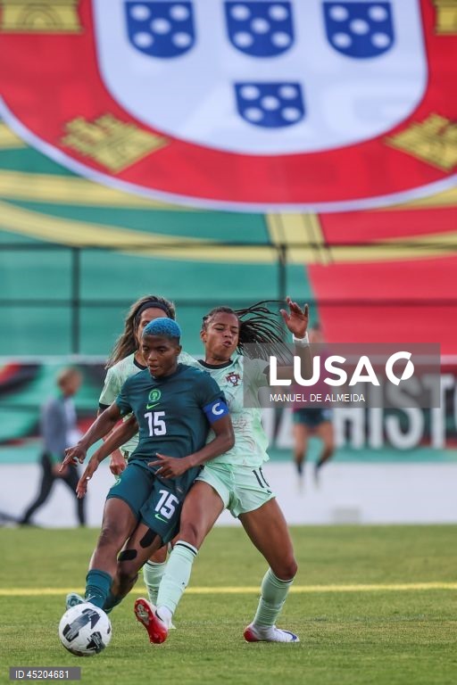 A jogadora da Seleção Nacional de Portugal Jéssica Silva (D) disputa a bola com a Rasheedat Ajibade (E) da Seleção Nacional da Nigéria, durante o jogo de preparação para o Campeonato da Europa 2025 feminino,  no estádio José Gomes, na Amadora, Lisboa, 23 de junho de 2025, MANUEL DE ALMEIDA/LUSA